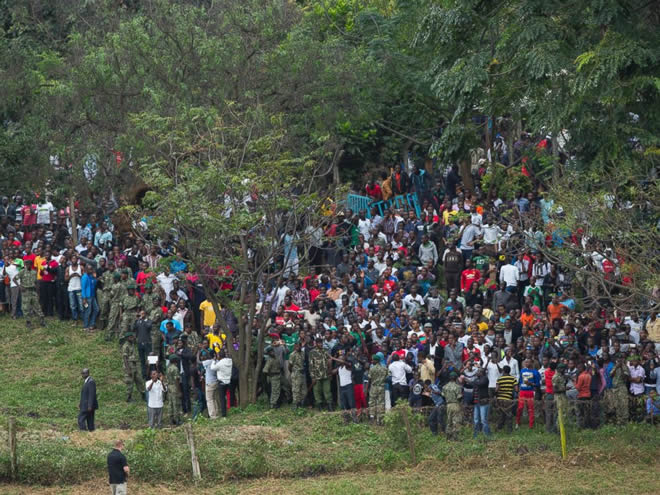 People try to catch a glimpse of President Barack Obama as he steps off Marine One, Saturday, July 25, 2015, in Nairobi.