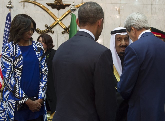 US Secretary of State John Kerry (R) speaks with Saudi’s newly appointed King Salman as US President Barack Obama and First Lady Michelle Obama listen on at Erga Palace in Riyadh on January 27, 2015 (Picture: Getty)
Read more: http://metro.co.uk/2016/12/15/german-minister-refuses-to-wear-hijab-during-saudi-arabia-visit-6323912/#ixzz4T0sqXLRE