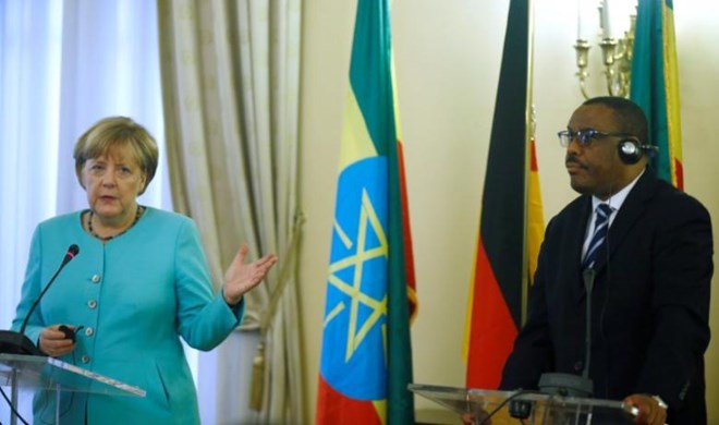 German Chancellor Angela Merkel (L) gestures next to Ethiopian Prime Minister Hailemariam Desalegn (R) during a news conference in Addis Ababa, Ethiopia, October 11, 2016. REUTERS/Tiksa Negeri