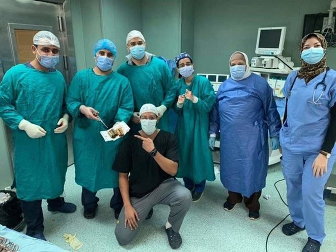 The team who performed the operation to remove 6,500 Egyptian pounds from a patient's stomach.Image Credit: Supplied