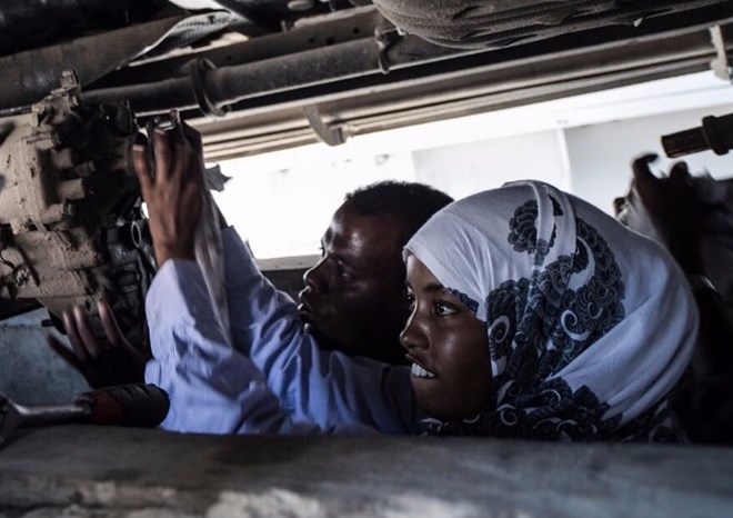 Nasra pictured fixing a car with her colleague. Photo: Nasra Haji Hussein/ Twitter
