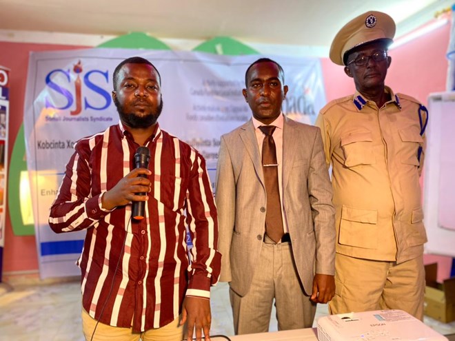 Abdishakur Abdullahi Ahmed (left), the director of City Media, which is a minority rights media station, speaks at the three-day journalists’ safety training in Jowhar, Hirshabelle State, on Wednesday, 20 October, 2021. The activity is supported by Canada Fund. | PHOTO/SJS.