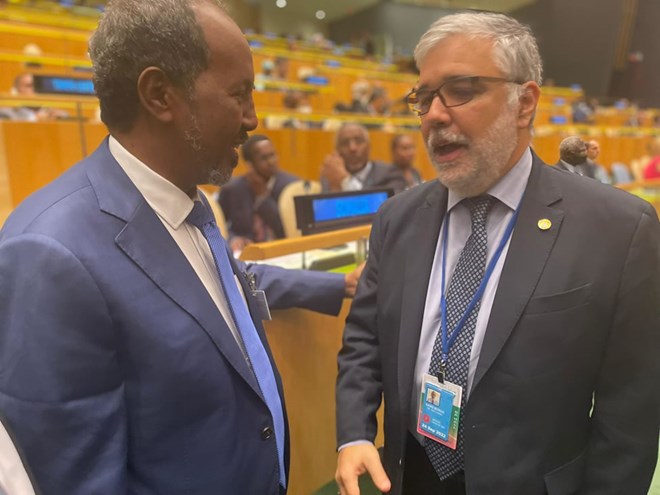 Dr Juan Carlos, Global Dean of Upeace having a chat with Somalia’s President Hassan Sheikh Mohamud at UN’s General Assembly, 20th September, 2022