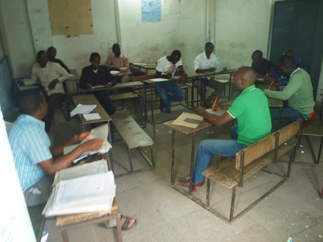 Qaar ka mid ah macalimiinta iskoola Mansoor Academy, oo ah mid ka mid ah iskoolada Rabbani Group of Schools xilli ay imtixaan saxayeen