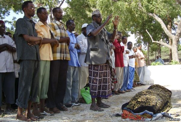 A Muslim sheikh leads prayers for slain journalist Sa'id Tahlil Ahmed, head of private media house Horn Afrik in Mogadishu, Feb. 5, 2009. Gunmen shot Ahmed in Mogadishu's Bakara market, which is often a battleground for government soldiers and Islamist insurgents, witnesses and colleagues said.