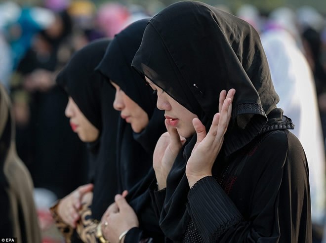 Women in Manila, Philippines offer their Eid-Al-Adha prayers. (EPA)