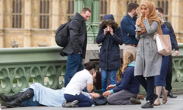 Anti-Islam blogs claim that photograph taken in Westminster is evidence for Muslims’ indifference to suffering
