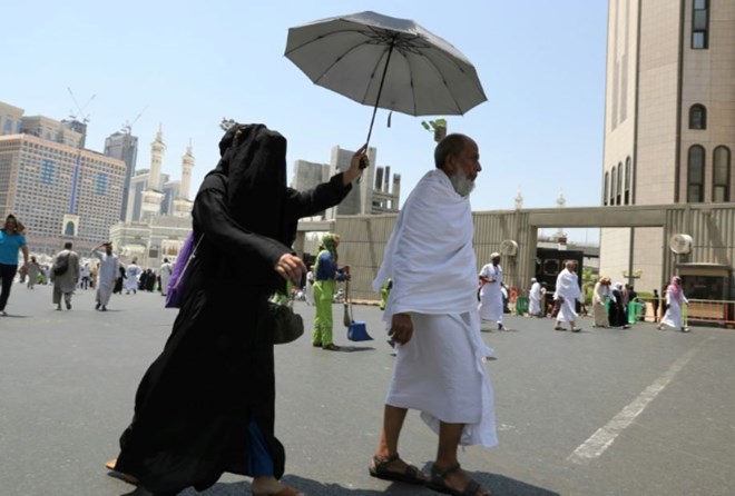 Muslims walk in Saudi Arabia’s holy city of Mecca on August 18, 2018, ahead of the start of the annual hajj pilgrimage. AFP / AHMAD AL-RUBAYE