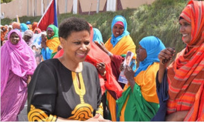 UN Women Executive Director Phumzile Mlambo-Ngcuka (left) interacts with women in Baidoa on her visit to Somalia.