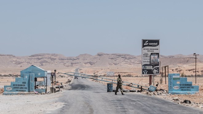 A checkpoint in the desert of the semi-autonomous Somali state of Puntland leads to the port city of Bossaso, Somalia, March 25, 2018. (J. Patinkin/VOA)