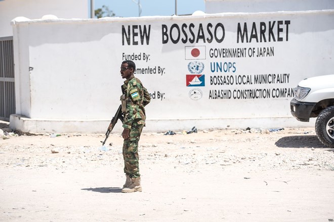 A soldier for the semi-autonomous Somali state of Puntland stands guard near a newly-built market across from police headquarters in Bossaso, Somalia, March 24, 2018. (J. Patinkin/VOA)
