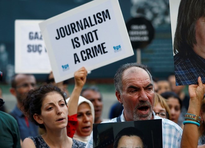 Demonstrators shout slogans during a protest against the arrest of three prominent activists for press freedom, in central Istanbul,Turkey, June 21, 2016. REUTERS/Osman Orsal