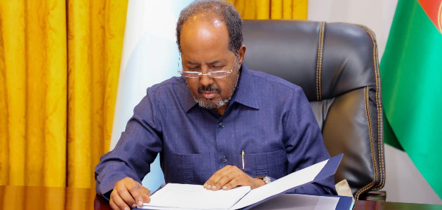 Madaxweyne Xasan Sheekh oo saxiixay sharciga dhismaha Gudiga madaxabanaan ee Xuquuqul Insaanka Qaranka